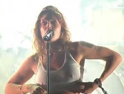 Tove Lo showing her tits at Lollapalooza BR 2017 (At 1:38)